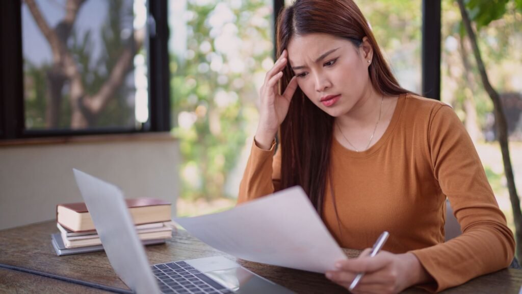 Servidor Público preocupado ao analisar sua situação previdenciária complexa